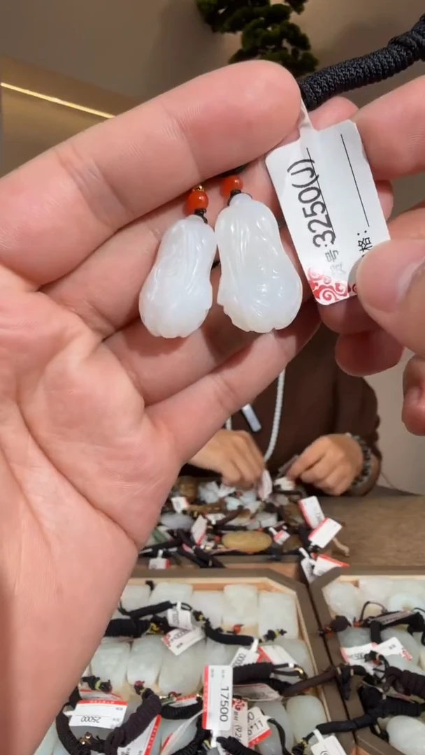 颈饰未镶嵌和田玉J多样性发货发其中一件