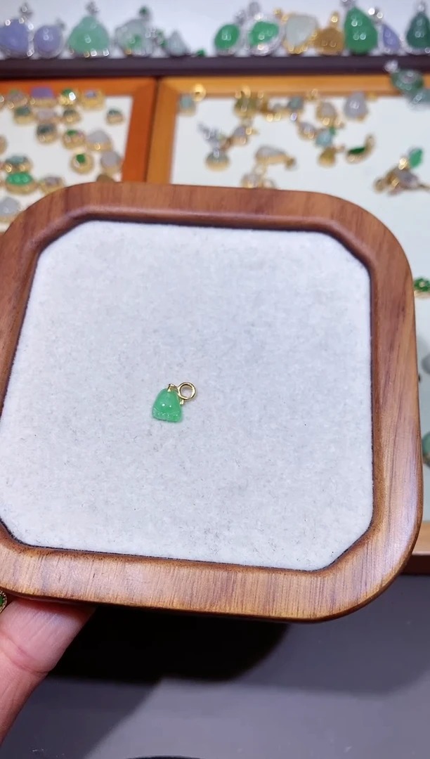 吊坠(不含链)18K金镶嵌翡翠幼****）11111111