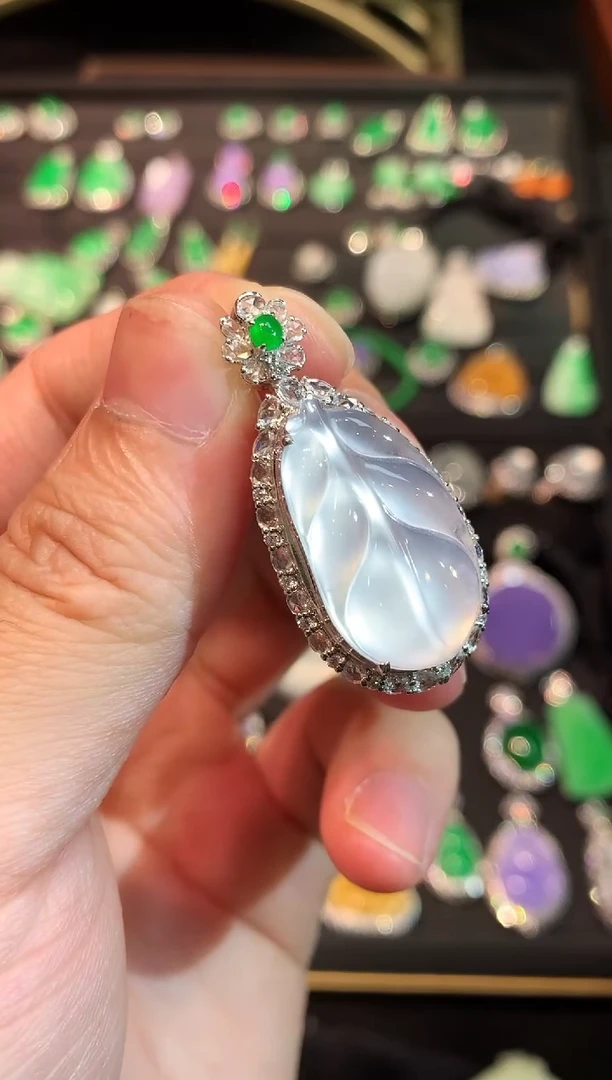 吊坠(赠链)18K金镶嵌翡翠玻璃种极光白芭蕉叶吊坠