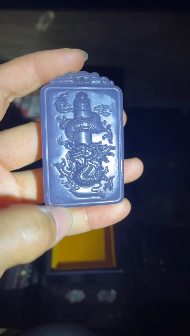 和田玉未镶嵌颈饰胭脂色龙盘柱1件