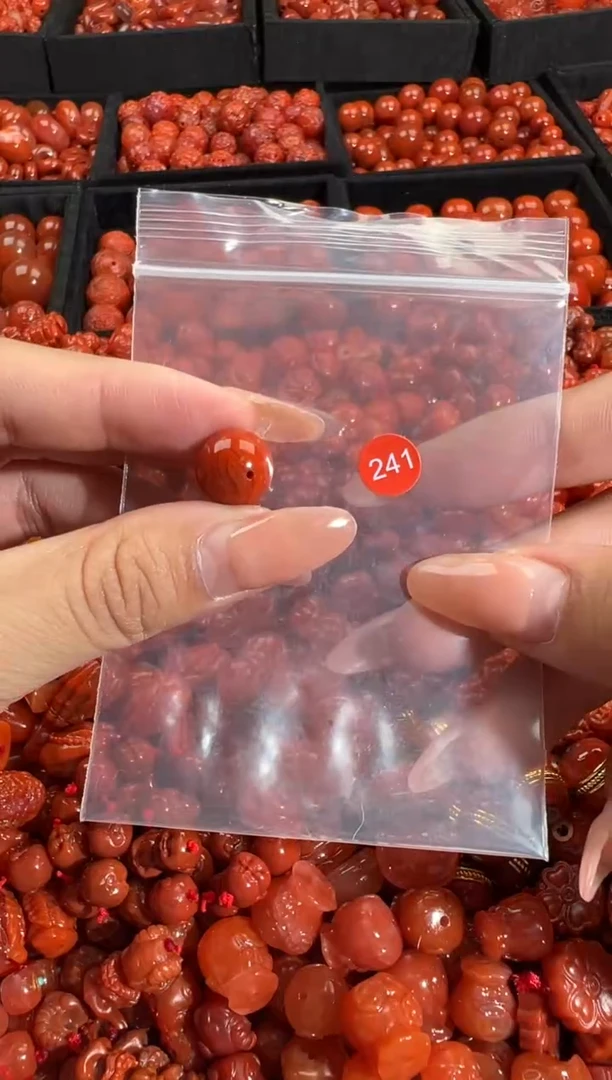 南红玛瑙未镶嵌颈饰1