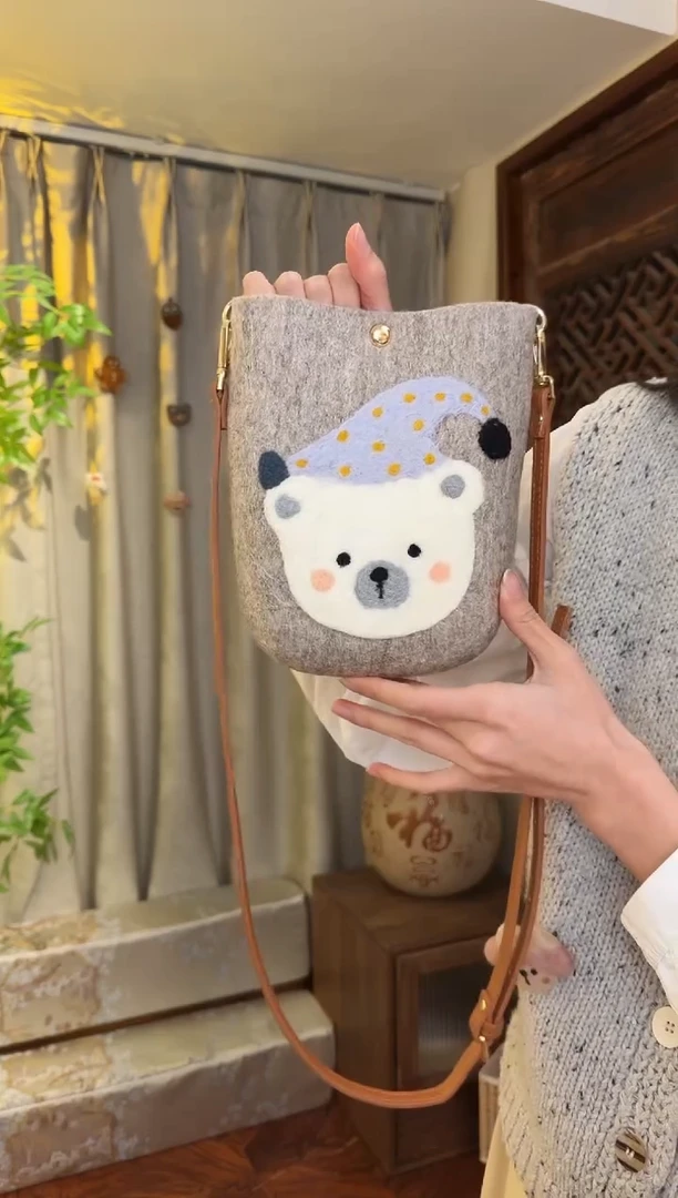 羊毛非遗羊毛毡包 手机包灰小熊