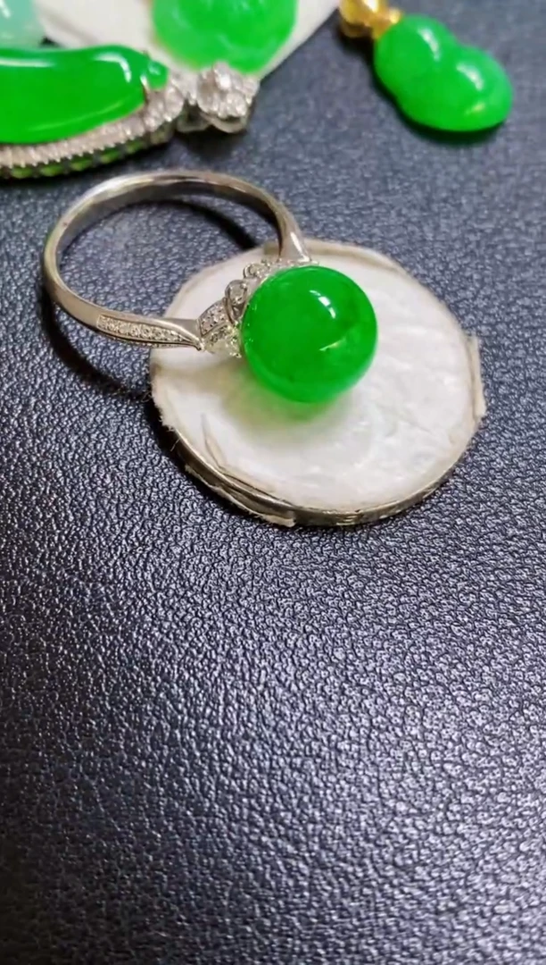 颈饰18K金镶嵌翡翠不****9戒指