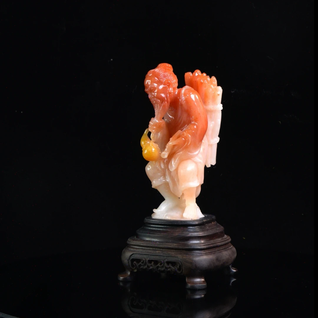 Lot.43.寿山石三彩水洞背财老者摆件388.5克7x4.4x13.5cm，28J