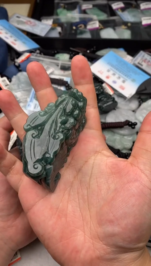 翡翠未镶嵌颈饰多样性发其一