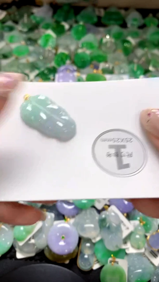 翡翠18K金镶嵌颈饰1111111111111111
