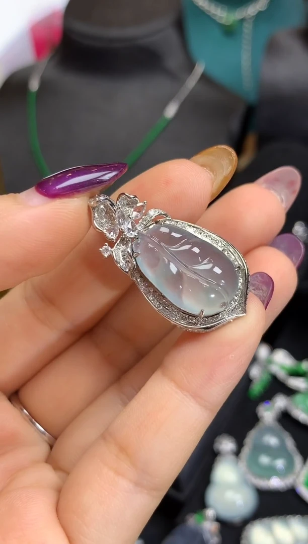 颈饰18K金镶嵌翡翠翡翠叶子