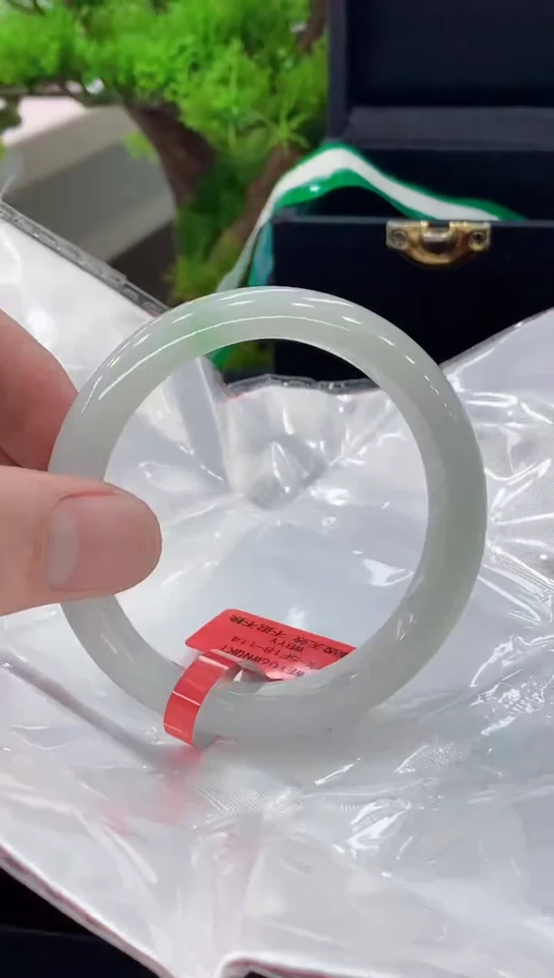 翡翠手镯未镶嵌手镯
