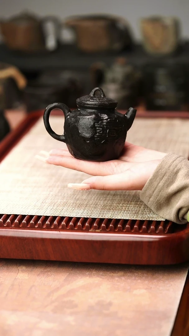 归玉堂冰碛岩重工雕刻小吉祥壶200cc