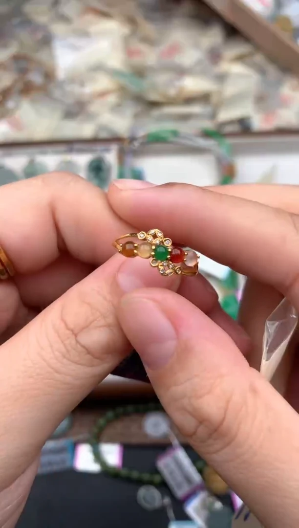 18K金镶嵌挂件翡翠一