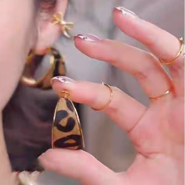 铜合金耳饰 豹纹C型宽面耳圈轻奢时尚高级感气质复古个性耳钉饰品