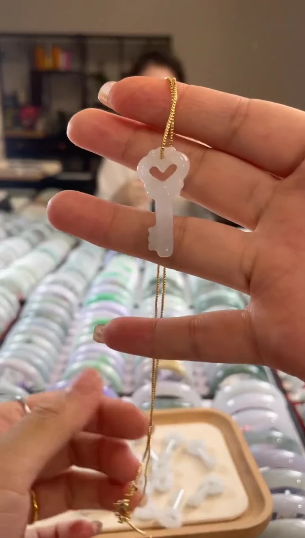 翡翠未镶嵌吊坠(不含链)多样性发一