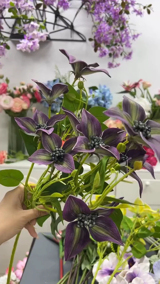2枝深紫枸木花