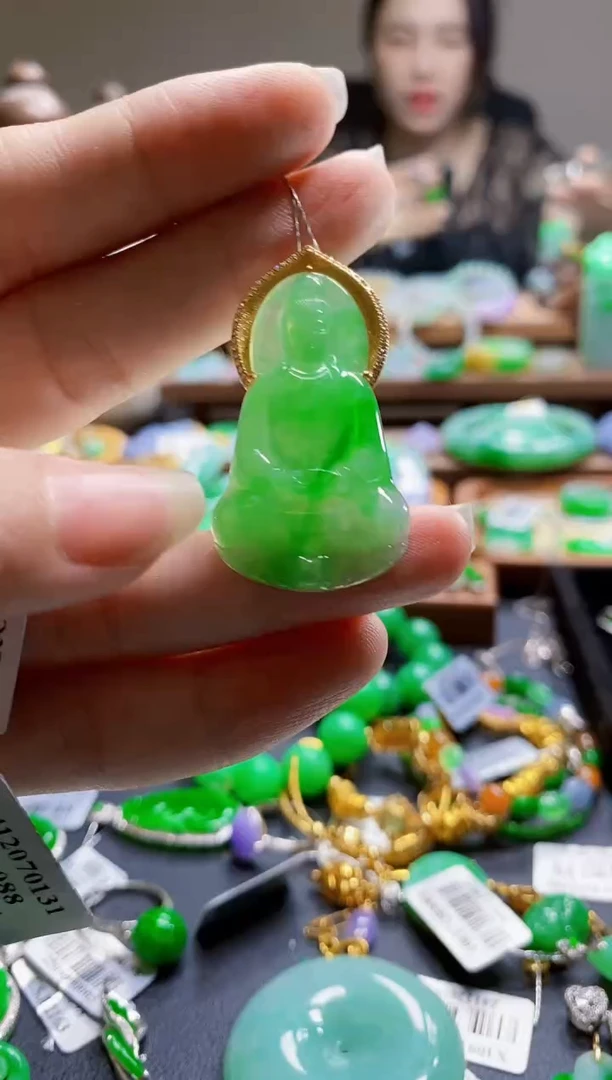 翡翠未镶嵌颈饰观音