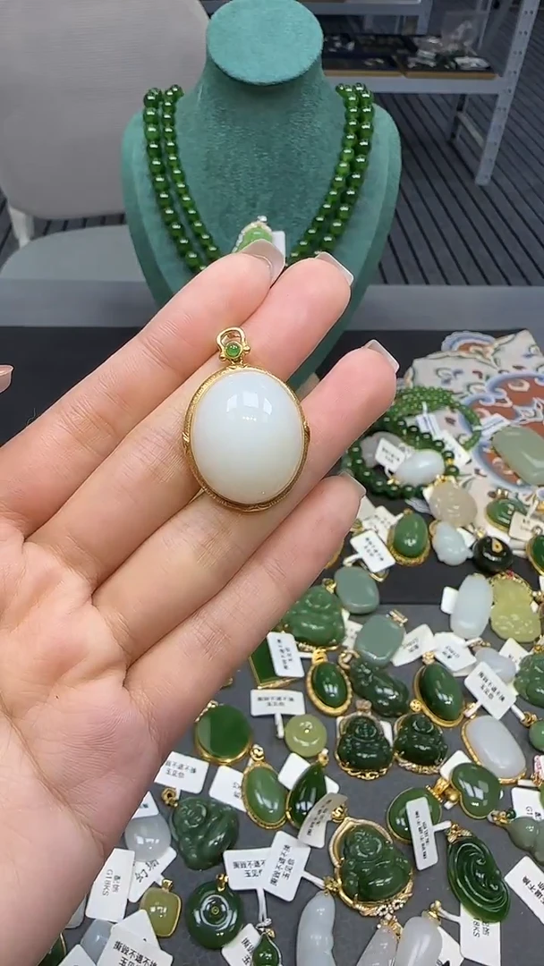 18K金镶嵌和田玉挂件1