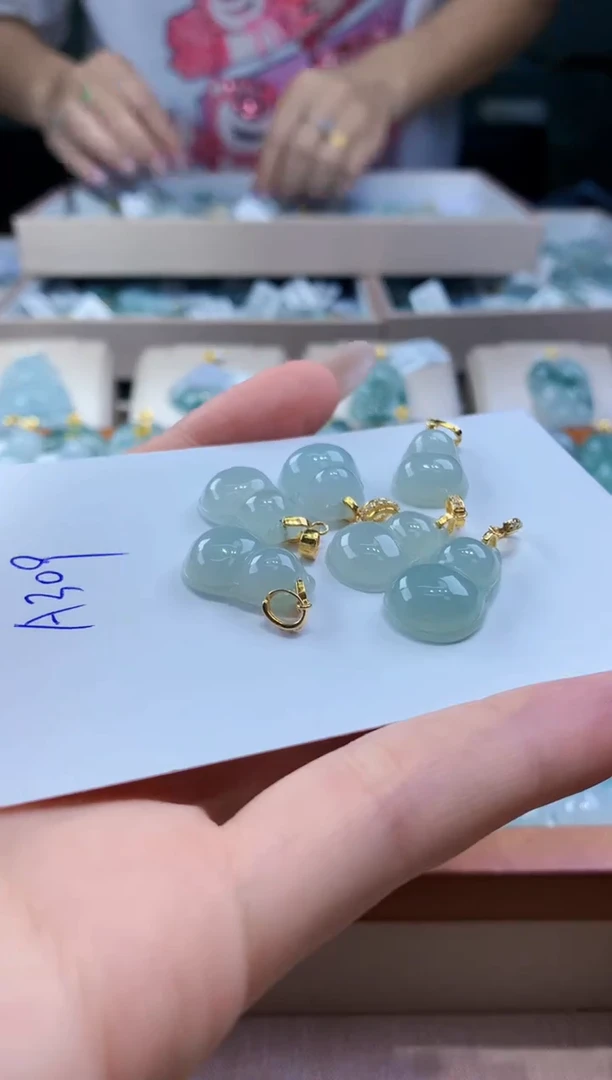 翡翠未镶嵌颈饰多样性发其一件