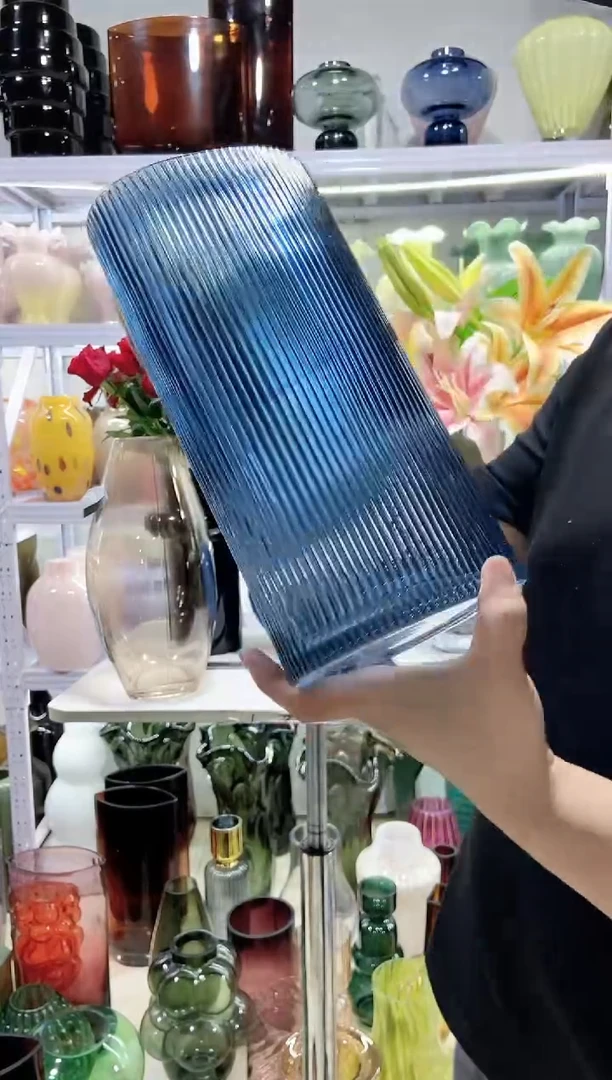 蓝色竖条纹三角口花瓶