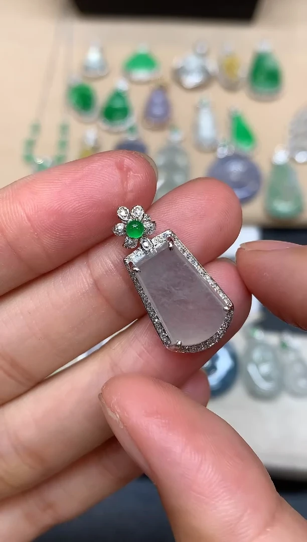 颈饰18K金镶嵌翡翠无事牌【无服务费