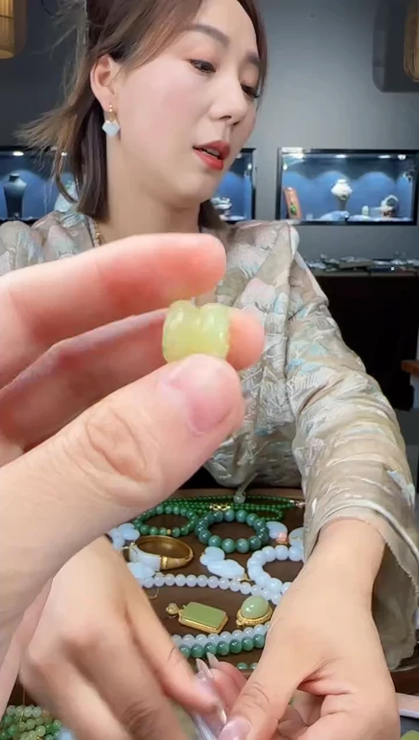 和田玉未镶嵌吊坠(不含链)1