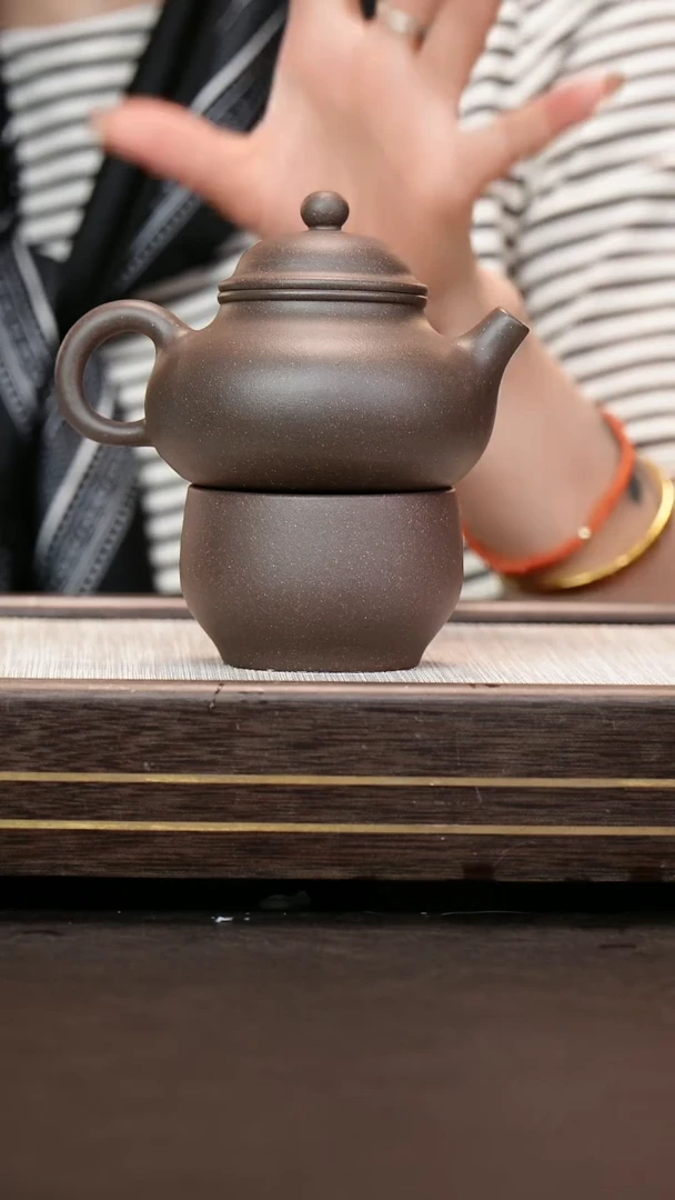 茶壶紫砂天青泥   容天壶   梅 纳底