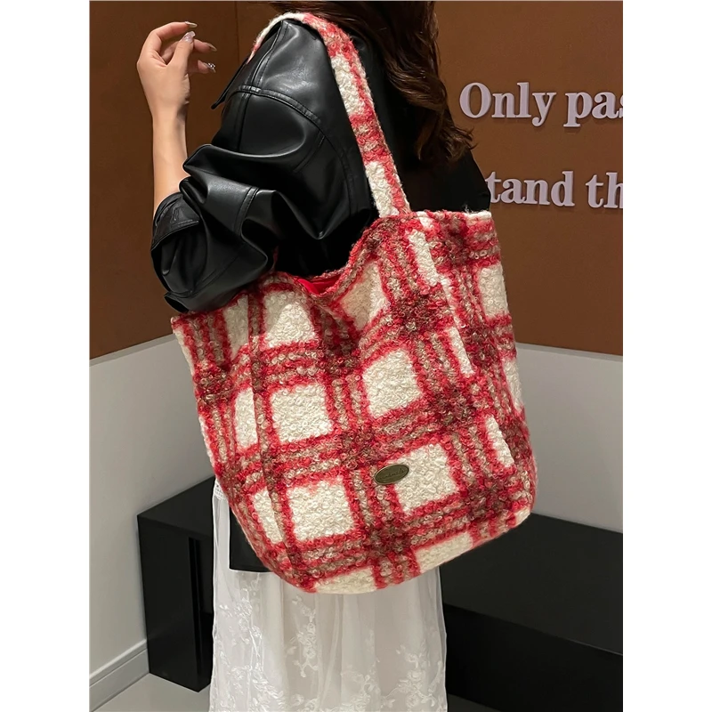 毛绒红格子托特包2025秋冬气质大容量日常通勤外出单肩包女式韩版