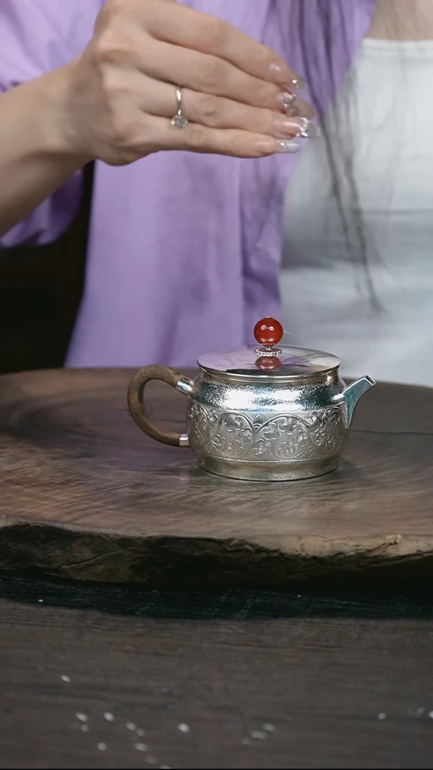 手工缠枝莲汉瓦银壶999+一银杯