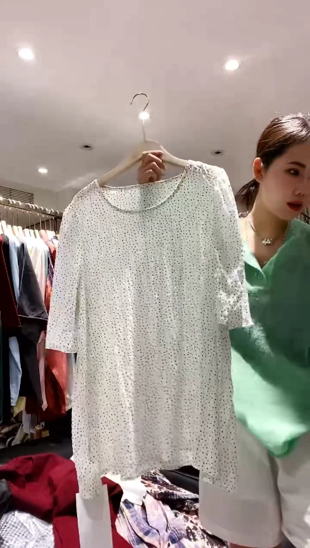 白色的波点上衣衫
