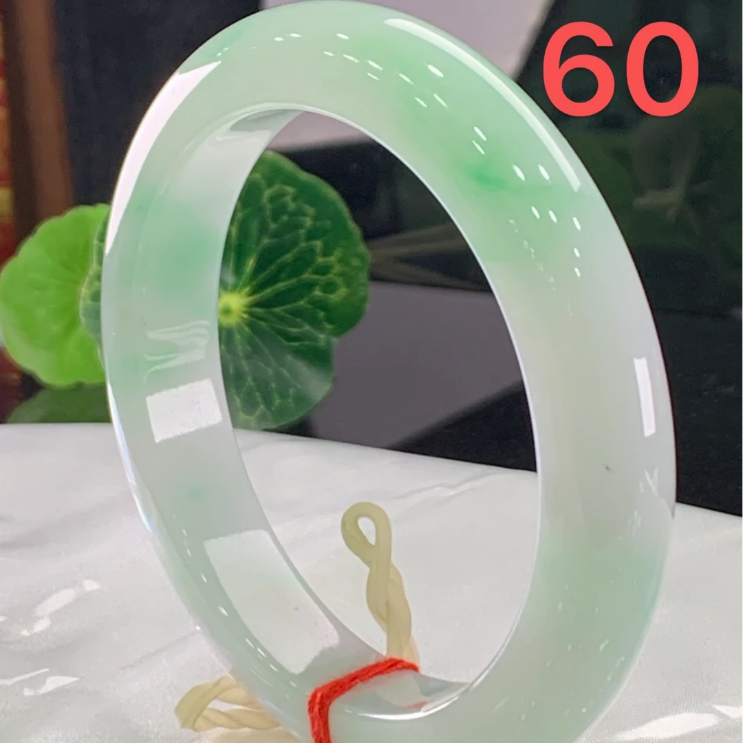 天然缅甸翡翠A货 细腻带绿 完美