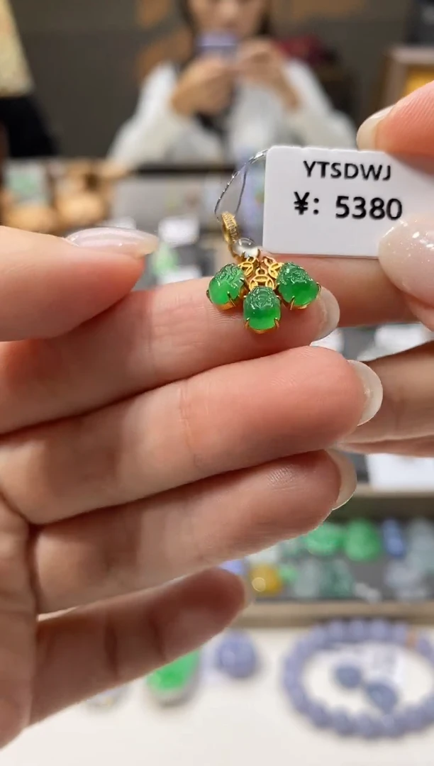 颈饰18K金镶嵌翡翠貔貅