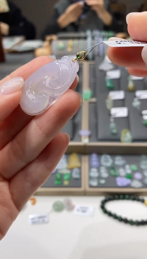 颈饰18K金镶嵌翡翠如意