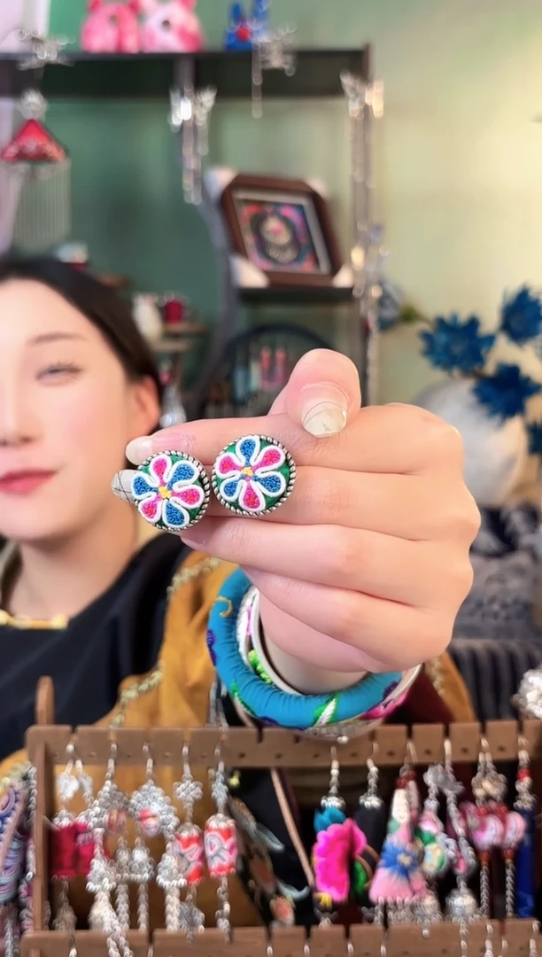 彩云南阁非遗老绣饰品590*