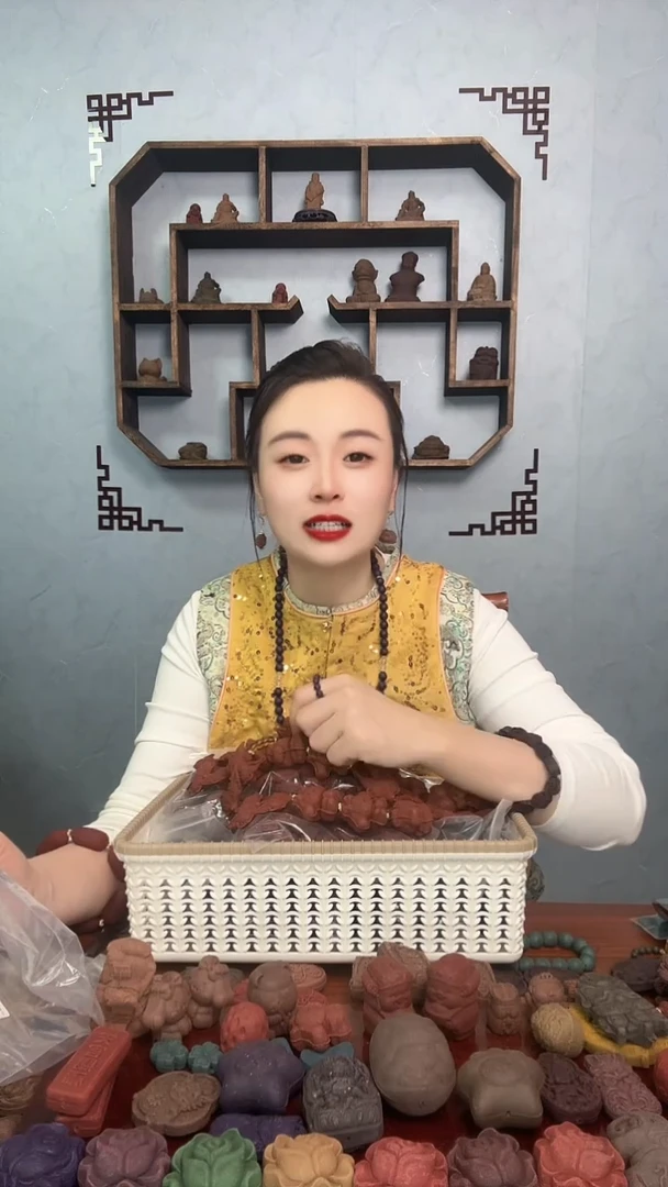 泥塑内涵奇楠玉桂狗（斜跨）