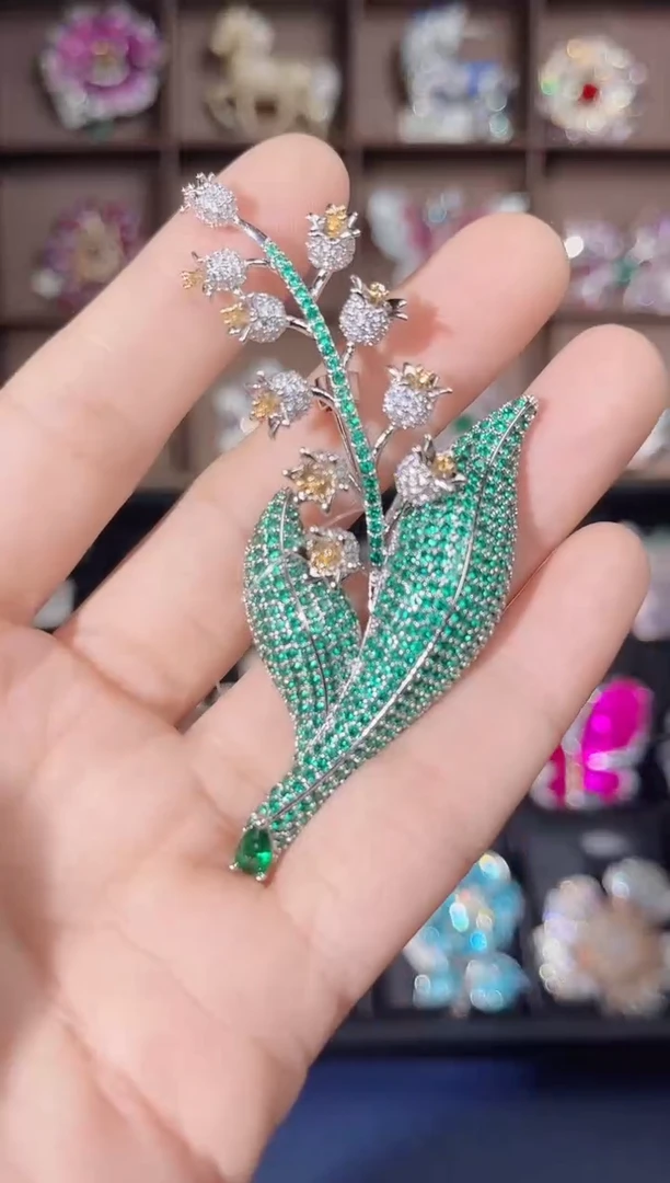 锆石铜合金绿色铃兰花胸针