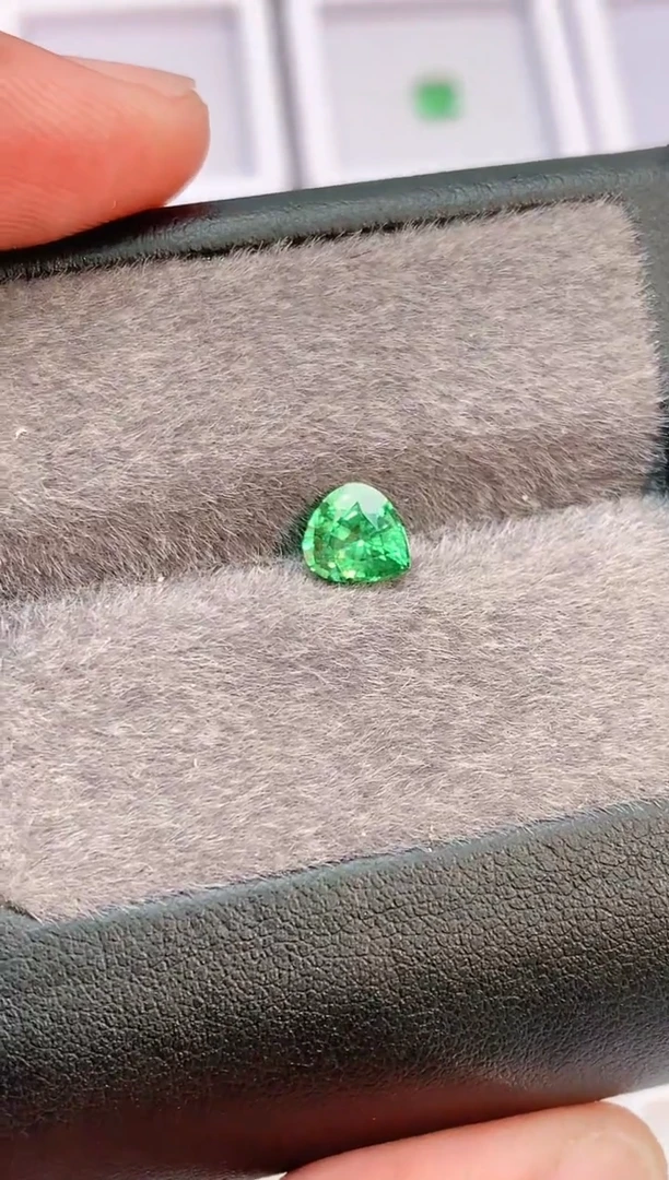 未镶嵌裸石石榴石（沙弗莱）1.29-3096天然沙弗莱