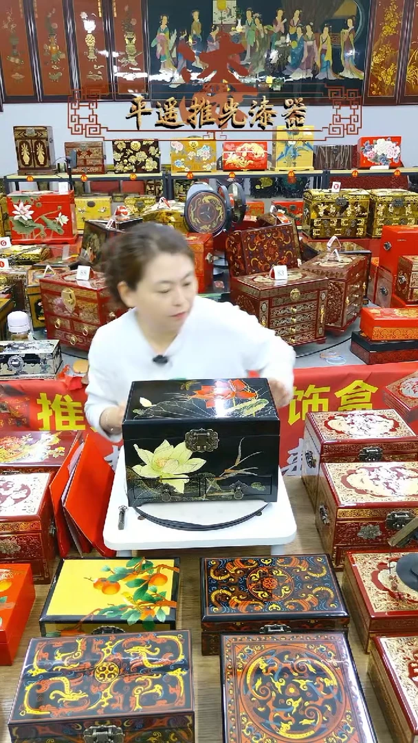 28黑底三层手推漆荷花图收藏款