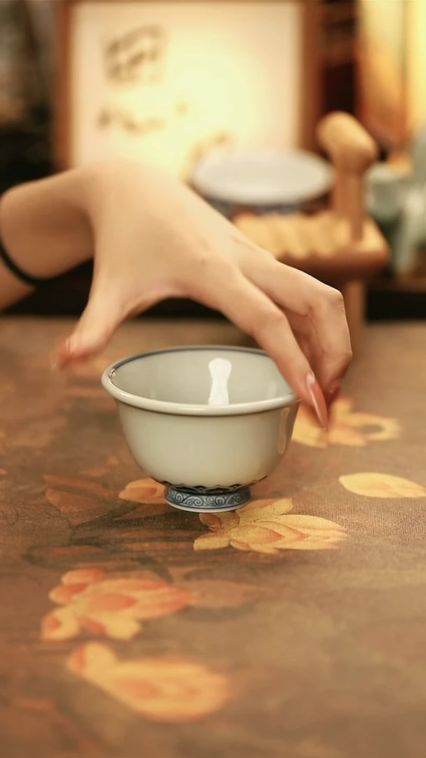 M666/陶瓷留白宝相纹压手杯