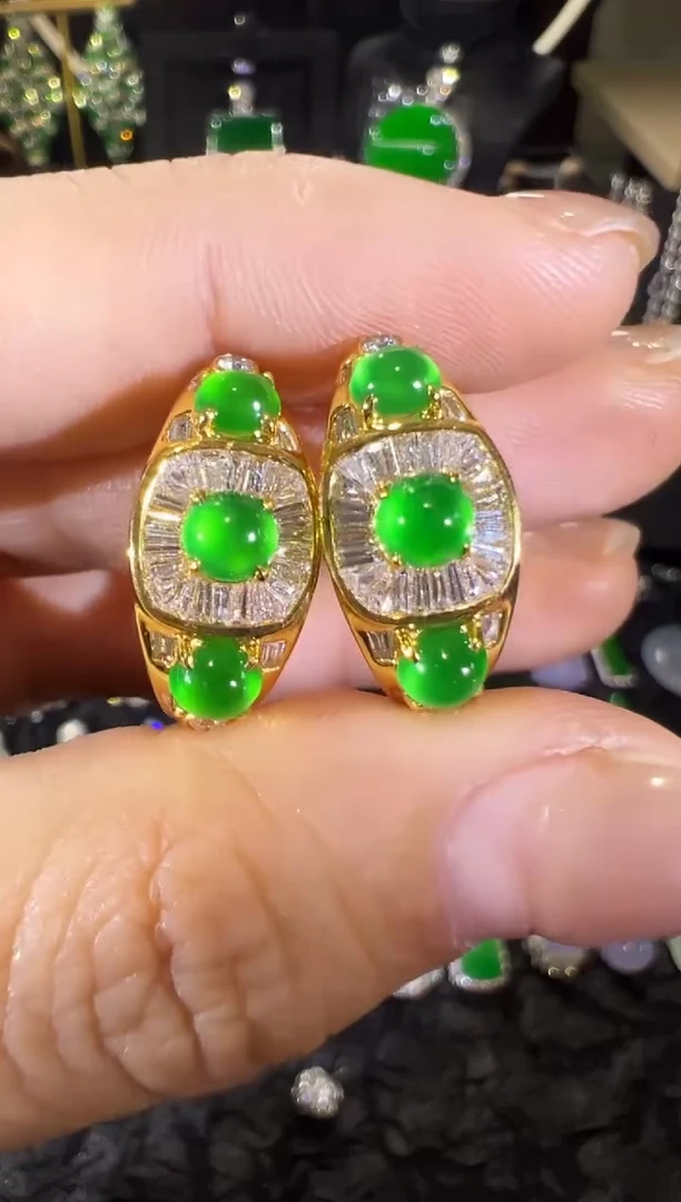 18K金镶嵌翡翠耳饰一****金高冰黄阳绿蛋面耳包