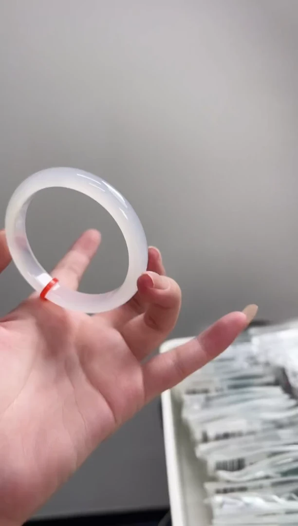 玛瑙/玉髓手镯未镶嵌55-56圈 需要包容