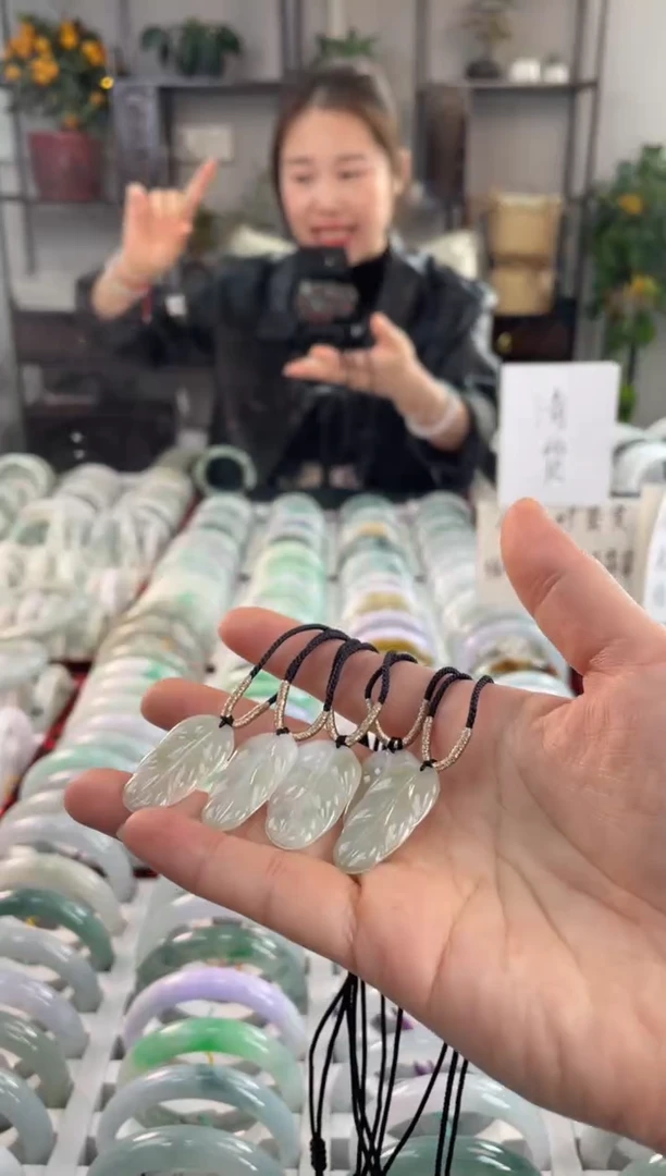 【闪购商品】翡翠吊坠(不含链)未镶嵌多样性发货 发一件