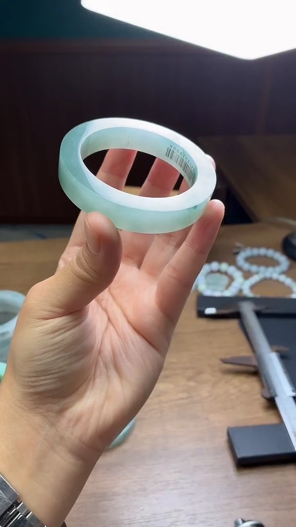 未镶嵌手镯定制翡翠流**舞定制