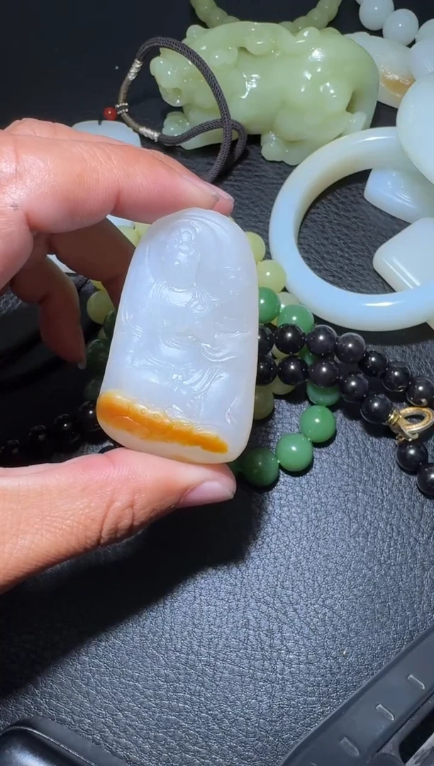 未镶嵌和田玉（糖玉）挂件和田玉