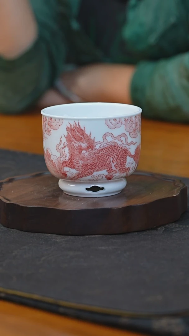 铭墨朗古釉下红彩麒麟杯