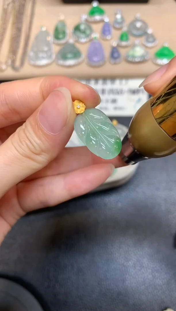 翡翠18K金镶嵌颈饰树叶【无服务费