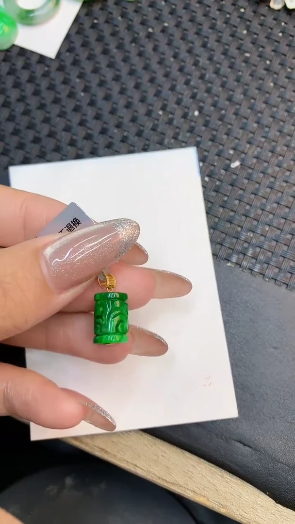 颈饰18K金镶嵌翡翠1