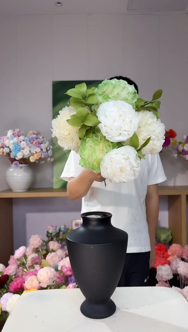 100 永生大叶绣球4枝+白色芍药2枝+橘叶4枝