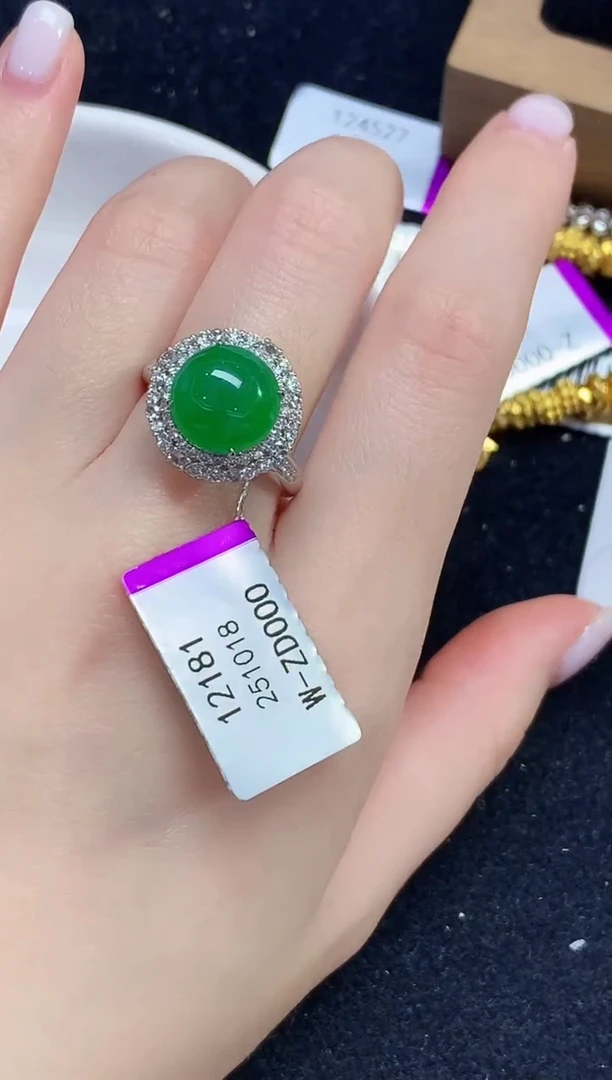 18K金镶嵌戒指翡翠多样性发其一