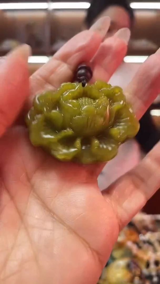 未镶嵌蛇纹石玉吊坠