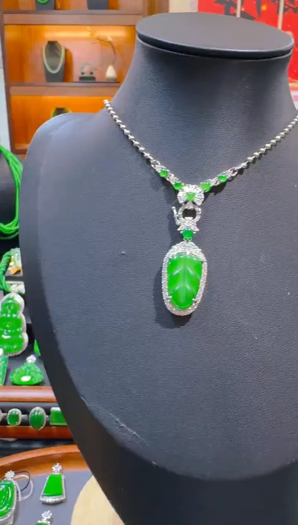 【闪购商品】翡翠吊坠(赠链)未镶嵌天然A货翡翠