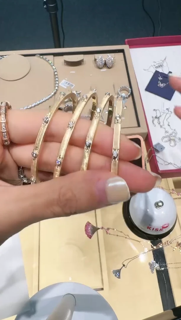 【闪购商品】钻石手镯18K金镶嵌拉丝窄版 多样性发其一