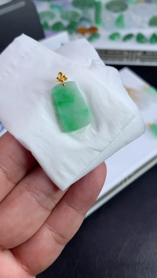 颈饰18K金镶嵌翡翠?*乐翡翠